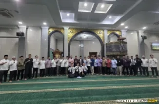 Kegiatan Subuh Mubarak yang dilaksanakan pada Jumat (21/8) bertempat di Masjid Raya Al-Azhar Kampus UNP Air Tawar Padang. Foto ET.