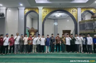Kegiatan Subuh Mubarak yang dilaksanakan pada Jumat (14/8) bertempat di Masjid Raya Al-Azhar Kampus UNP Air Tawar Padang. Foto ET.