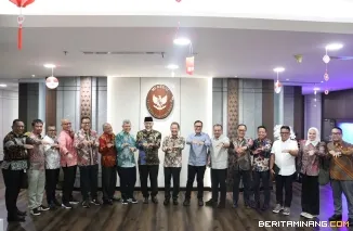 Gubernur Mahyeldi usai melakukan pertemuan dengan Menteri KKP dan jajaran di kantor Kementerian Kelautan dan Perikanan di Jakarta, Jum'at (7/8/2026). Foto: Biro Adpim Sumbar