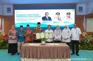Gubernur Sumbar Mahyeldi Ansharullah (kiri), Direktur Utama RSUP Dr. M. Djamil Padang Dovy Djanas (kanan) menandatangani MoU dan PKS Penanganan Pasien Terlantar di Sumatera Barat di Auditorium RSUP Dr M Djamil, kamis (20/8/2026). Foto: Makopim/David