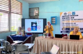 Ketua Tim Pengabadia Masyarakat UNPProf. Dr. Minda Azhar ketika memberikan materi dihadapan guru-guru Kimia se Kabupaten Padang Pariaman, Sabtru (8/8/2026) di SMA Negeri 1 Nan Sabaris. Foto-Foto:  Tim Pengabdian UNP