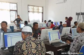 Sejumlah bakal peserta Ujian CBT yang dipusatkan di SMK Negeri 1 Pasaman Barat, Jalan Soekarno-Hatta, Padang Tujuh. (22/8) . Foto : d