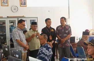 Bupati Pasaman Barat Yulianto, bersama Sekda Doddy San Ismail, Syaikhul Putra PLT Kadis DPMN Pasbar dan  KaSatpol PP Damkar Handoko meninjau Proses Jalannya Ujian Tambahan di SMK 1 Pasaman. (22/8). Foto : D