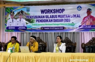 Dosen Departemen Sendratasik Fakultas Bahasa dan Seni UNP, Dr. Firnando Sabetra, M.Pd., hadir sebagai narasumber dengan materi "Merawat Identitas dan Menanam Karakter" di Tuapeijat, Sipora Utara. Foto: Humas UNP