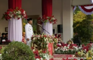 Wakil Gubernur Sumatera Barat Vasko Ruseimy bertindak sebagai Inspektur Upacara Penurunan Bendera pada Peringatan HUT ke-81 Kemerdekaan Republik Indonesia di Halaman Istana Gubernur Sumatera Barat, Senin sore (17/8/2026). Foto: Biro Adpim/Azzam