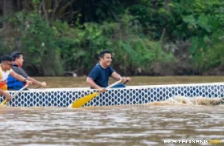 Wakil Gubernur Sumatera Barat (Wagub Sumbar) Vasko Ruseimy ketika menjajal Selaju Sampan di Jorong Pulai, Nagari Sitiung, Kabupaten Dharmasraya. Foto: Biro Adpim Sumbar