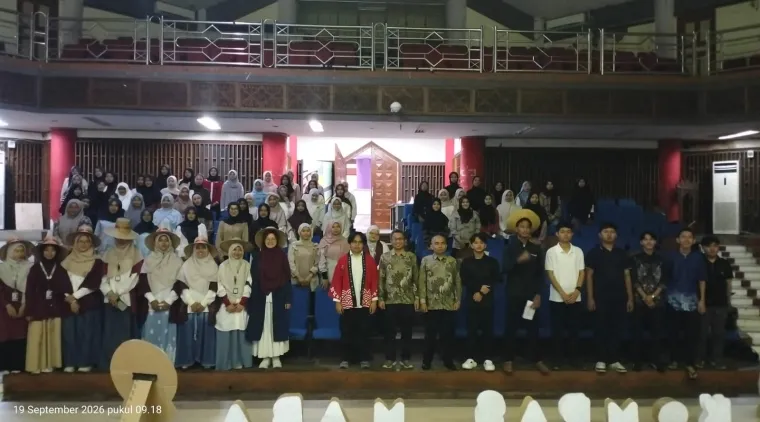 Talkshow Kompas Maba: "Satu Kompas, Jutaan Arah Masa Depan" yang diinisiasi oleh Unit Kegiatan Pengembangan Wawasan dan Inspirasi (UKPWI) FBS UNP, Sabtu (19/9/2026) di Teater Mursal Esten FBS UNP.