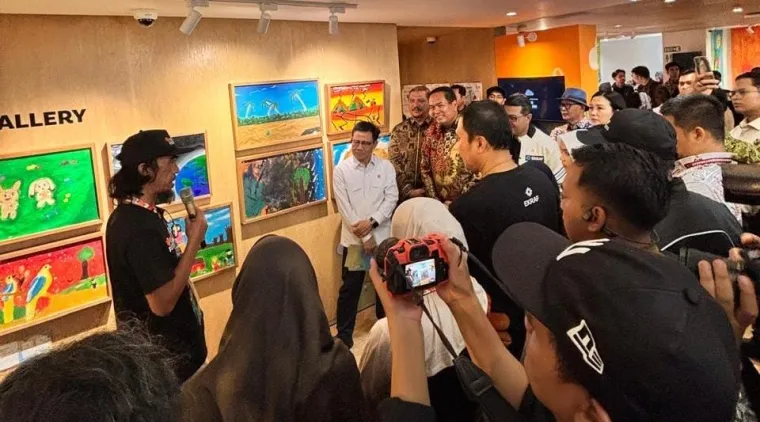 Ferdian Ondira Asa, S.Pd., M.Sn., Dosen Departemen Seni Rupa FBS UNP dalam kegiatan Unjuk Karya (Showcase) Melukis Bersama Asosiasi dan Anak-Anak di Jakarta, Selasa (29/9/2026). Foto FOA.
