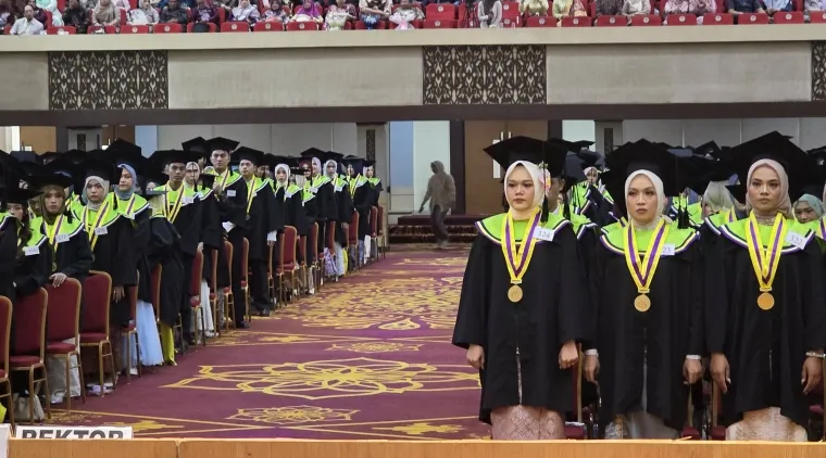 Sebanyak 257 sarjana lulusan FBS UNP diwisuda oleh Rektor pada hari kedua upacara wisuda pada Selasa (29/9) bertempat di Auditorium Kampus UNP Air Tawar Padang. Foto MR.
