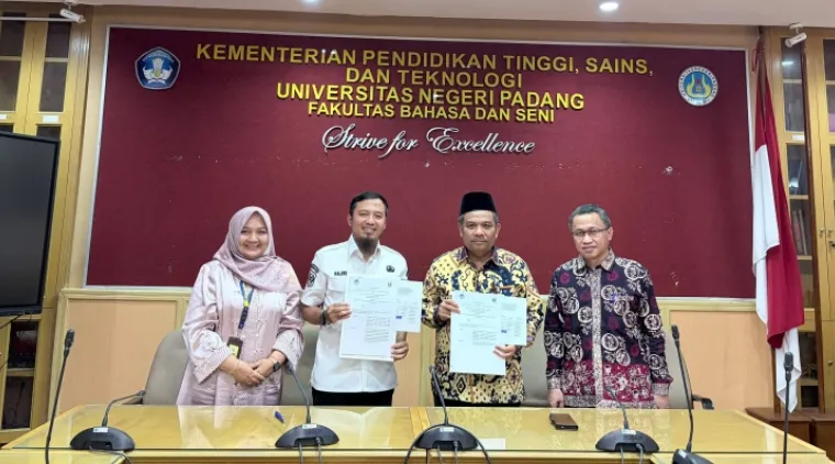 Pimpinan FBS Universitas Negeri Padang dan Pimpinan Dinas Kearsipan dan Perpustakaan Provinsi Sumatera Barat melakukan penandatanganan perpanjangan perjanjian kerja sama bertempat di ruang sidang Kampus FBS UNP Air Tawar Padang pada Rabu (16/9) siang.