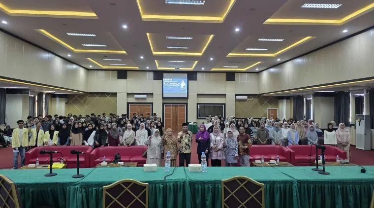 Kuliah Umum dengan tajuk "Literasi Digital di Perguruan Tinggi" dilaksanakan di Auditorium Kampus FBS UNP Air Tawar Padang pada Rabu (17/9).