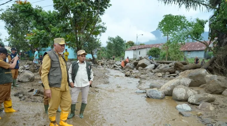 Gubernur Sumbar Mahyeldi Ansharullah meninjau langsung penanganan bencana banjir bandang atau galodo yang melanda Nagari Batang Barus dan Koto Gaek Guguak, Kecamatan Gunung Talang, Kabupaten Solok, Senin malam (21/9)/2026). Foto: Adpim Sumbar