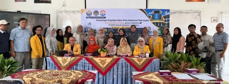 Foto bersama Tim Pengabdian UNP di SMAN 1 Batipuh.