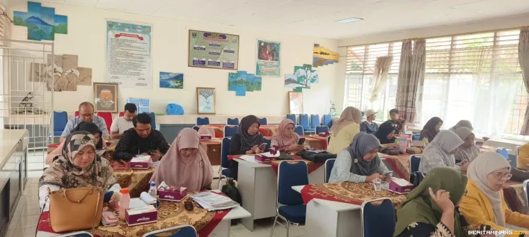 Para peserta serius mengikuti kegiatan.