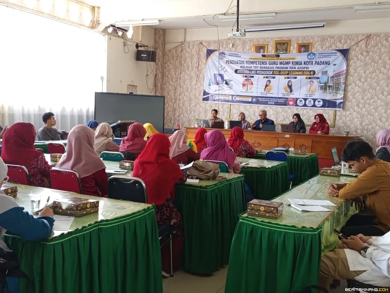 Peserta serius mengikuti kegiatan.