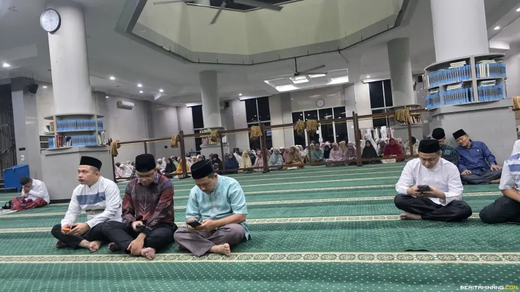 Jemaah Subuh Mubarak Universitas Negeri Padang.