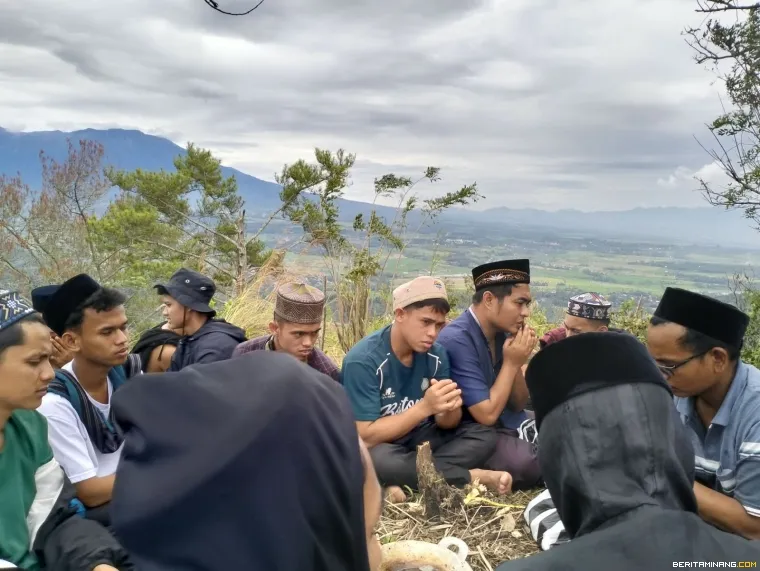 Suasana ziarah.