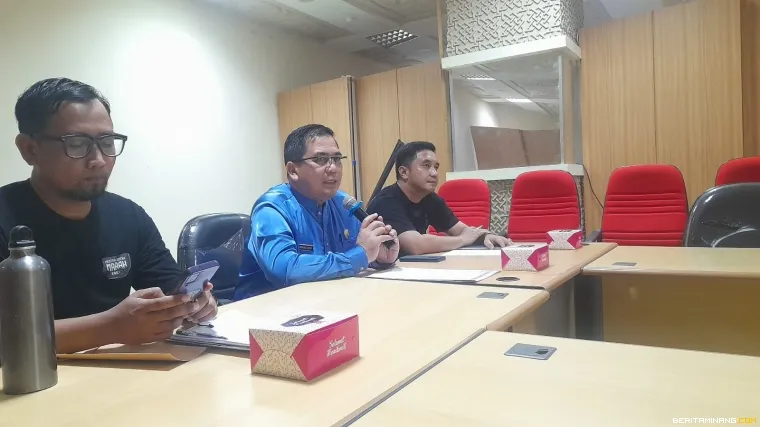 Pelaksana Tugas (Plt) Kepala Dinas Kebudayaan Sumatera Barat, Ahmad Zakri, saat konferensi pers di Gedung Dinas Kebudayaan Sumbar, Senin (28/9/2026). 