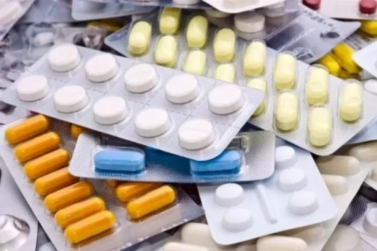 Ilustrasi Kecemasan Anak dan Bahaya Tersembunyi Ketidakpatuhan Minum Obat Lansia