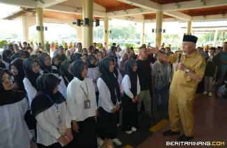 Gubernur Mahyeldi saat melepas keberangkatan para penerima beasiswa di Bandara Internasional Minangkabau (BIM), Kabupaten Padang Pariaman, Senin (21/9/2026). Foto: Adpim Sumbar