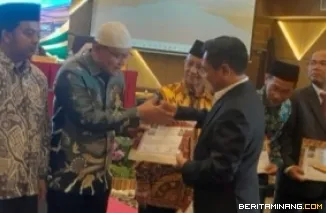 Ampera Salim Terima Piagam Penghargaan STIT Syekh Burhanuddin