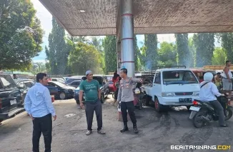 Antisipasi Antrean dan Penyalahgunaan BBM Subsidi, Polsek Kinali Amankan SPBU Base Camp.(28/9). Foto : h