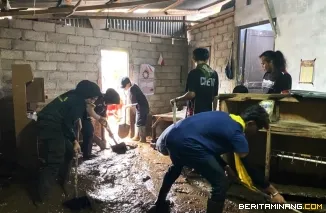 Tim Satgas Peduli Bencana Alam UNP saat membantu membersihkan rumah warga terdampak bencana banjir bandang di Kabupaten Solok. Foto: Humas UNP