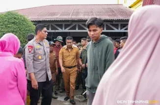 Wakil Gubernur Sumatera Barat (Wagub Sumbar), Vasko Ruseimy di tengah dampak banjir bandang atau galodo yang menerjang kawasan Arosuka, Selasa (22/9/2026). Foto: Adpim Sumbar