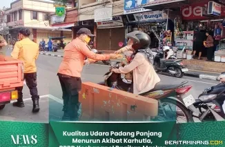 Kepala Pelaksana BPBD Kesbangpol Padang Panjang Mihandrik bersama tim langsung turun ke sejumlah titik untuk membagikan masker kepada masyarakat. Foto: Kominfo Padang Panjang