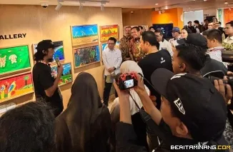 Ferdian Ondira Asa, S.Pd., M.Sn., Dosen Departemen Seni Rupa FBS UNP dalam kegiatan Unjuk Karya (Showcase) Melukis Bersama Asosiasi dan Anak-Anak di Jakarta, Selasa (29/9/2026). Foto FOA.