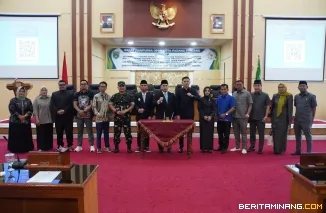 Ketua DPRD Imbral didampingi Wakil Ketua DPRD Mardiansyah dan Nurafni Fitri foto bersama dengan Wali Kota Hendri Arnis, Wakil Wali Kota, Allex Saputra, anggota DPRD, unsur Forkopimda serta pimpinan instansi terkait.  Foto: Kominfo Padang Panjang