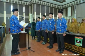 Sekretaris Daerah Provinsi Sumatera Barat Arry Yuswandi menyerahkan Surat Keputusan Pelantikan Pejabat Administrator di Lingkungan Pemerintah Prov Sumbar , Selasa (1/9/2026). Foto: Dok. Makopim/David