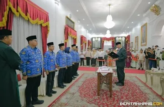 Gubernur Sumatera Barat Mahyeldi (kanan) ketika melantik Enam Pejabat Eselon 2 Istana Gubernuran Padang, Rabu (02/09/2026). Foto: Makopim/Adpsb