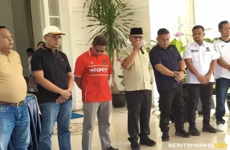 Erianto dan Bupati Pasaman Barat Yulianto adakan pelepasan kontingen PS Pasbar U-13 dan U-15 untuk mengikuti Liga Soeratin 2026, Sabtu (22/8/2026).