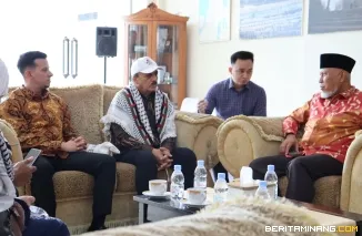 Gubernur Sumatera Barat (Sumbar), Mahyeldi Ansharullah menemui Duta Besar Palestina untuk Republik Indonesia, Abdulfattah A.K. Al-Sattari, di Kantor Kedutaan Besar Palestina, Menteng, Jakarta Pusat, Selasa (1/9/2026). Foto: Biro Adpim Sumbar