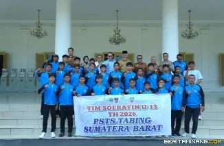 Gubernur Mahyeldi saat melepas tim PSTS Tabing U-13 yang akan mewakili Sumbar pada Piala Soeratin tingkat regional di Palembang. Pelepasan berlangsung di Istana Gubernur Sumbar, Senin (21/9/2026). Foto: Adpim Sumbar