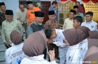 Gubernur Provinsi Sumatera Barat Mahyeldi Ansharullah (tengah), foto bersama dengan Peserta LKBB MPR RI 26 setelah melepas peserta LKBB MPR RI 2026 Man 1 kota Bukittinggi di Aula Istana Bung Hatta Kota Bukittinggi, Sabtu (29/8/2026). Foto: Dok. Makopim/D