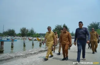 Gubernur Provinsi Sumatera Barat Mahyeldi Ansharullah (tengah), Kepala Dinas Kelautan dan Perikanan (DKP) Sumbar  Syefdinon (kiri), Boy (kanan) Nelayan Pantai tiku melihat hasil tangkapan ikan di TPI Pasia Tiku Kab Agam , Senin (21/9/2026). Foto:Makopim/