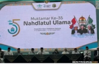 Pembacaan berita acara penetapan KH Abdul Hakim Mahfudz (Gus Kikin) sebagai Ketua Umum PBNU 2026-2031 oleh anggota AHWA. (Foto: NU Online/Agung S Utomo)