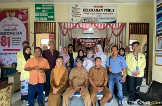 Foto bersama Mahasiswa PPG Informatika UNP dengan warga di Kelurahan Purus, Kota Padang. Foto: Tim Mahasiswa PPG UNP