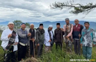 Pondok Pesantren Darul Ulum Padang Magek saat Ziarah ke makam ulama di Bukit Tubasi (Bukit Batu Basi), di Jorong Padang Luar, Nagari III Koto (Tigo Koto), Kecamatan Rambatan, Kabupaten Tanah Datar, Sumatera Barat. Foto: AS