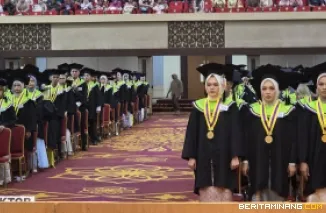 Sebanyak 257 sarjana lulusan FBS UNP diwisuda oleh Rektor pada hari kedua upacara wisuda pada Selasa (29/9) bertempat di Auditorium Kampus UNP Air Tawar Padang. Foto MR.
