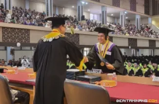 Sebanyak 13 Doktor dan sebanyak 35 Magister lulusan FBS UNP diwisuda oleh Rektor pada hari pertama upacara wisuda pada Senin (28/9) bertempat di Auditorium Kampus UNP Air Tawar Padang. Foto MR.
