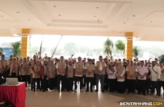 Bupati dan Wakil Pasaman Barat lepas 75 orang Tim IT dan Teknis Lapangan untuk mengawal pelaksanaan Pilwana sistem e-voting. (16/9). Foto : h