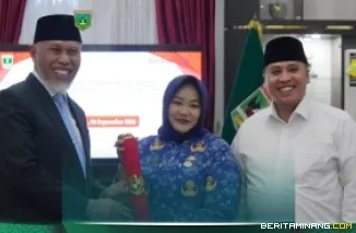 Penjabat (Pj) Sekretaris Daerah Kota (Sekdako) Padang Panjang Kuartini Deti Putri bersama Gubernur Sumbar Mahyeldi dan Wako Hendri Arnis usai pelantikan  di Istana Gubernuran Sumatera Barat, Rabu (2/9/2026). Foto: Kominfo Padang Panjang