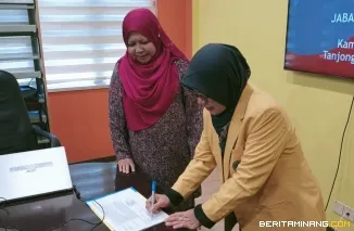 Delegasi UNP dipimpin oleh Kepala Departemen Sejarah, Dr. Aisiah, M.Pd., ketika berada di Jabatan Sejarah Fakulti Sains Kemanusiaan Universiti Pendidikan Sultan Idris (UPSI) Malaysia pada Kamis, 20 Agustus 2026 di lantai 3 ruang Rapat jabatan sejarah UPSI