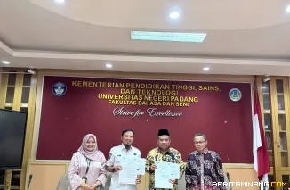 Pimpinan FBS Universitas Negeri Padang dan Pimpinan Dinas Kearsipan dan Perpustakaan Provinsi Sumatera Barat melakukan penandatanganan perpanjangan perjanjian kerja sama bertempat di ruang sidang Kampus FBS UNP Air Tawar Padang pada Rabu (16/9) siang.