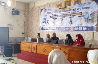 Ketua TimPengabdian UNP Prof. Dr. Mawardi, M.Si. sedang memberikan sambutan dalam TOT dalam Penguatan Kompetensi Guru MGMP Kimia berbasis produk dan adopsi  discord-LMS Pedagogik FGIL-Deep Learning. Foto-Foto: Tim Pengabdian UNP