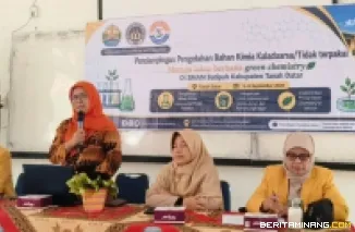 Ketua Tim Pengabdian Program Studi Magister Pendidikan Kimia UNP, Dra. Syamsi Aini, M.Si, Ph.D, ketika memberikan sambutan dalam kegiatan di SMA Negeri 1 Batipuah, Kabupaten Tanah Datar, Sumbar. Foto-Foto: Tim Pengabdian UNP