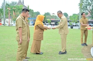Sekda Provinsi Sumatera Barat Arry Yuswandi serahkan penghargaan dan apresiasi kepada ASN sekretariat daerah  di lapangan kantor Gubernur pada Senin (31/08/2026). Foto: Makopim /Romzy